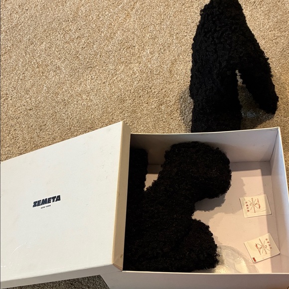 Zemeta teddy boots in black NWT from revolve - Picture 4 of 4